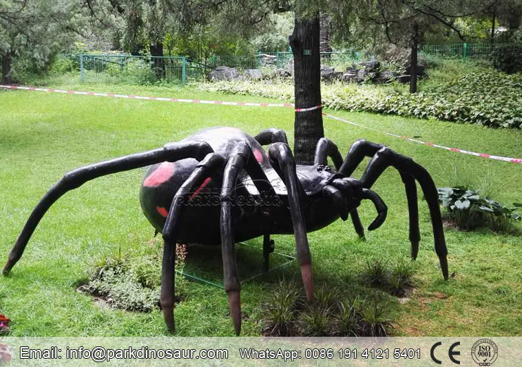 Estatua realista de araña negra para el parque